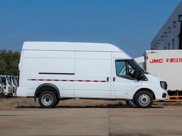 2025 2.0T manual diesel long-axle high-top heavy-duty version 2/3 seats - Image 2